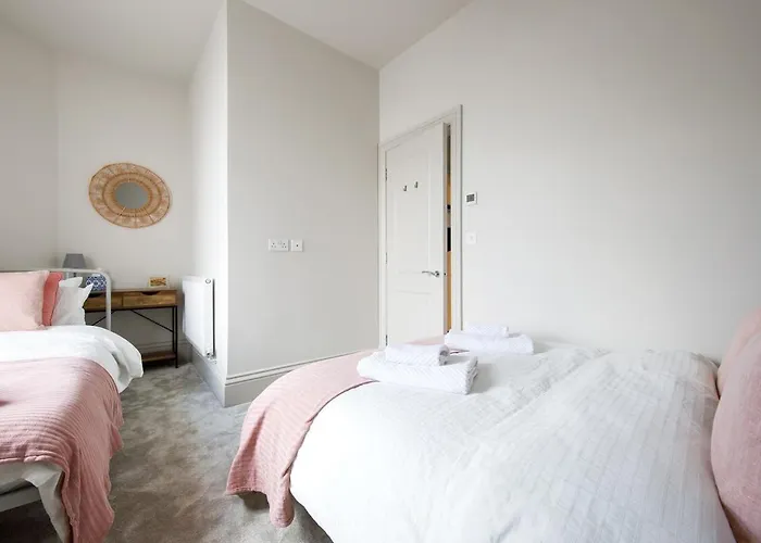 Panoramic Sea Views In Beachfront Apt W Balcony