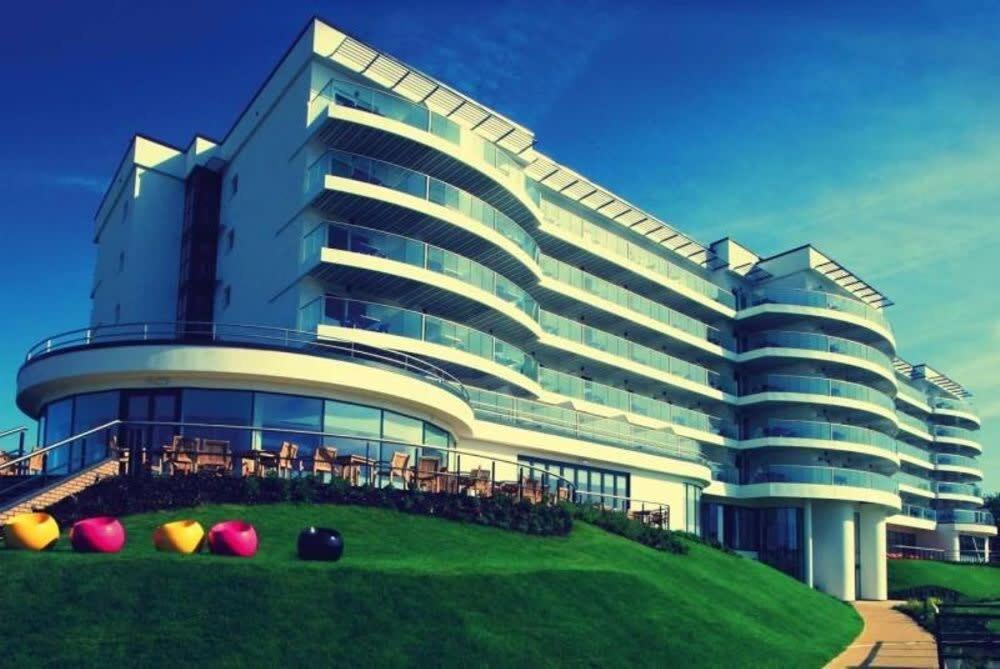 Panoramic Sea Views In Beachfront W Balcony *