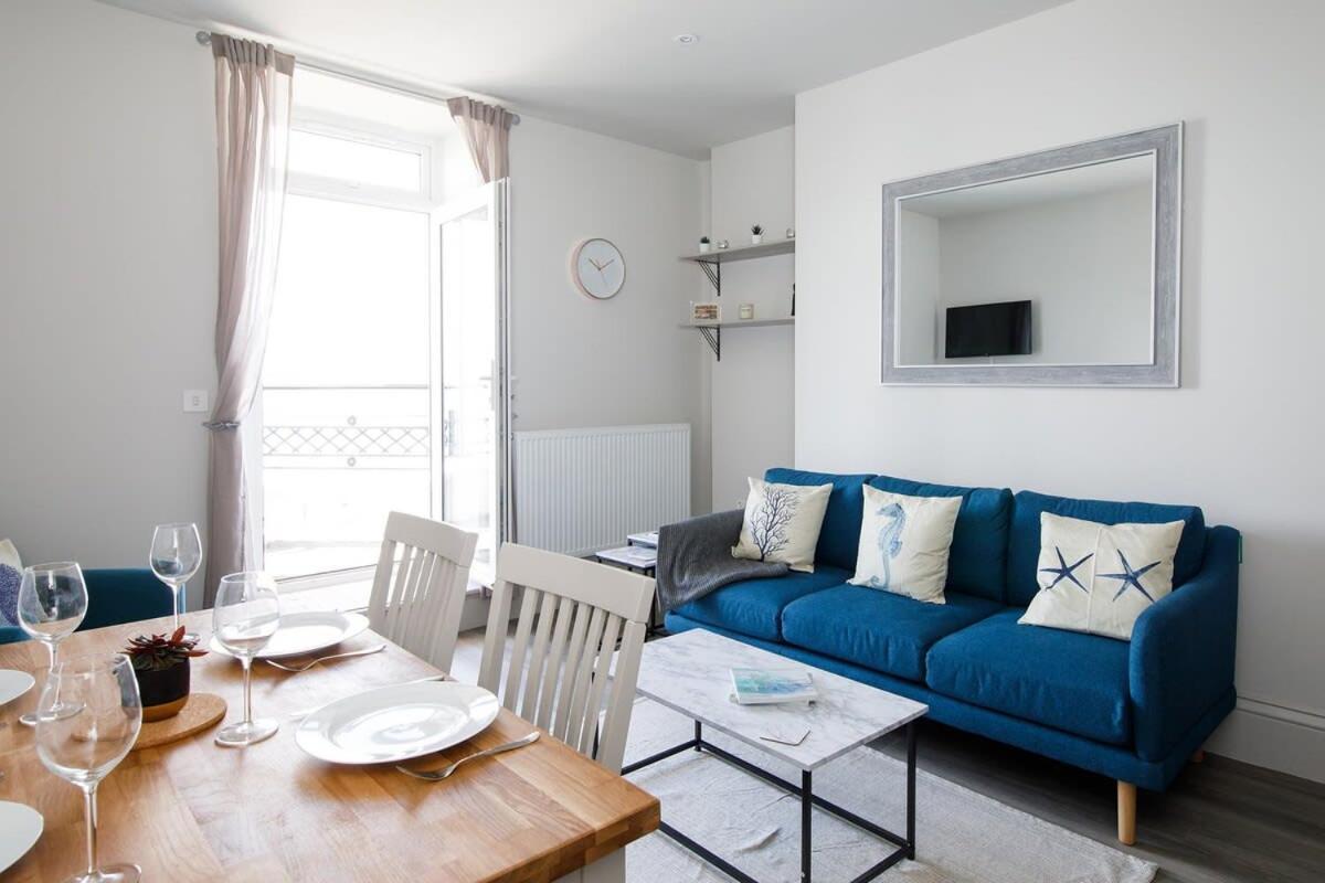 Panoramic Sea Views In Beachfront W Balcony *