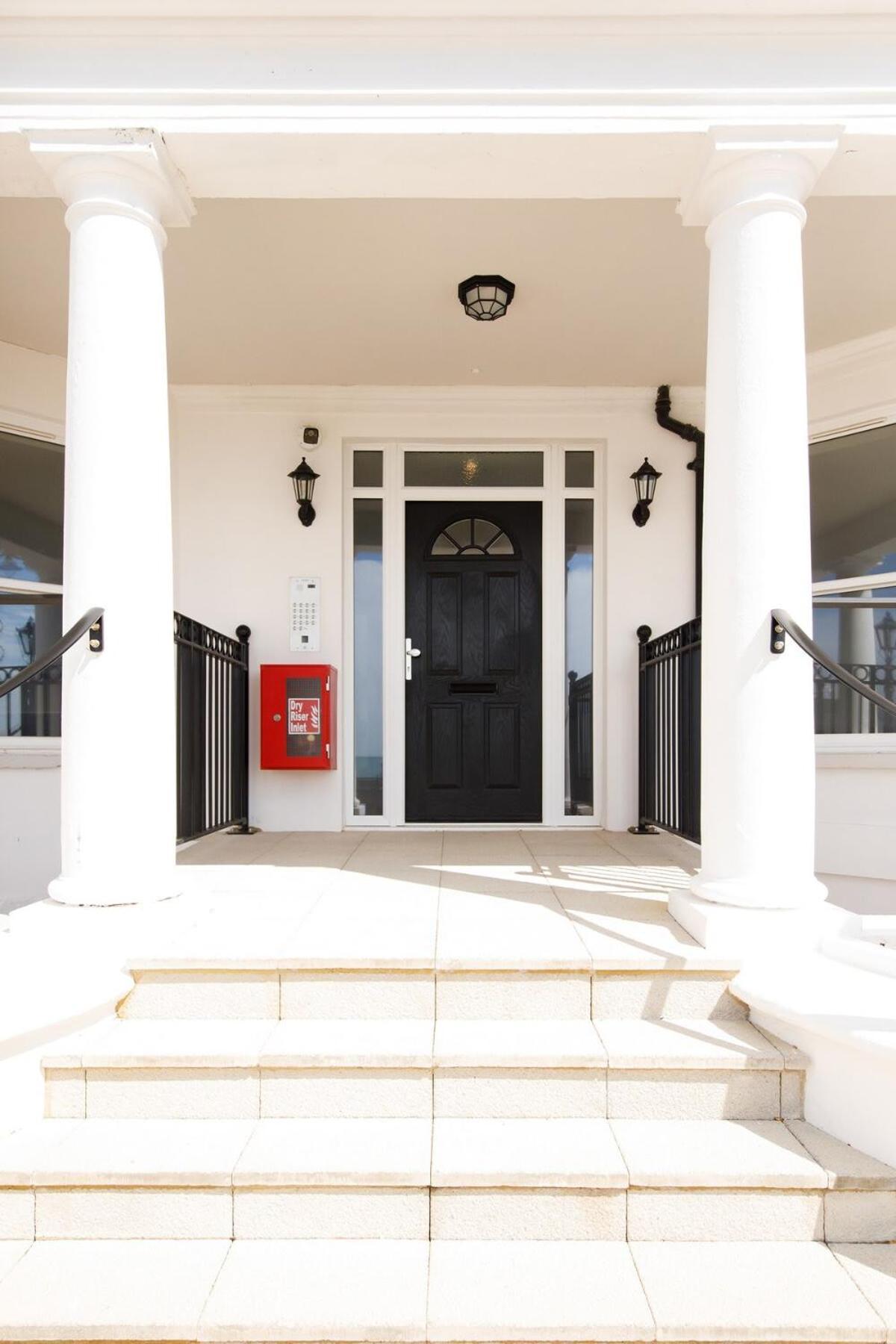 Panoramic Sea Views In Beachfront W Balcony Apartment Bognor Regis